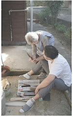 Japanischer Messerschleifer mit Grossmutter. Verkauf von Futons