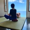 Tatami Matten in einem Japanischen Haus und eine Person die auf Tatamis meditiert