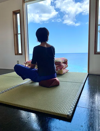 Tatami Matten in einem Japanischen Haus und eine Person die meditiert
