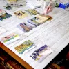 Seiden Postkarten auf Tisch