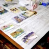 Seiden Postkarten auf Tisch