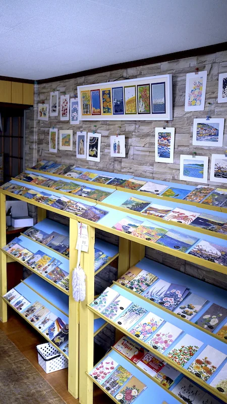 Seidenpostkarten in Regal ausgestellt