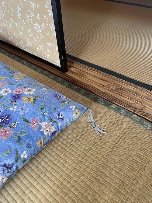 Futon und Tatami in einem japanischen Wohnzimmer