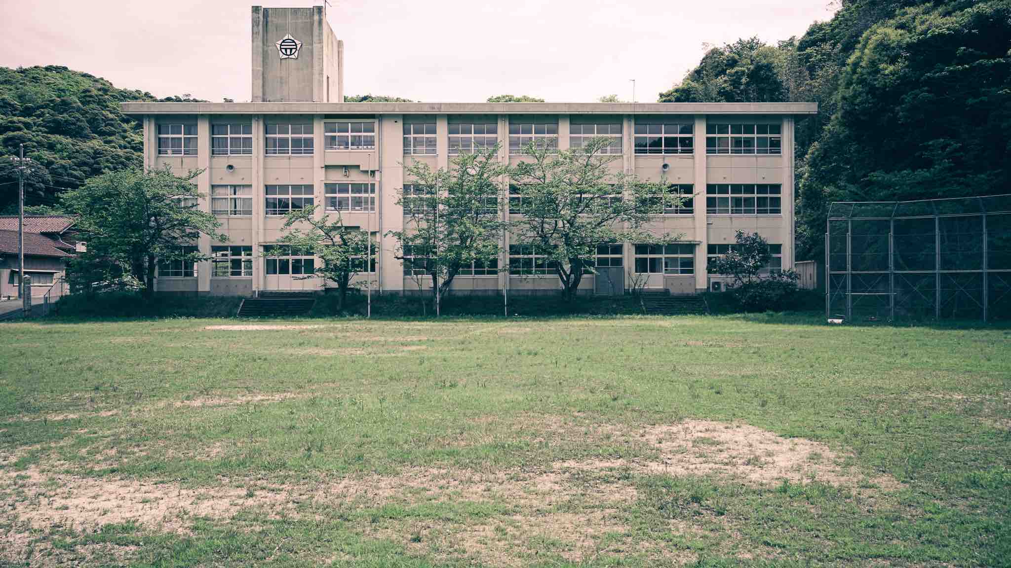 verlassene schule in Japan_frontansicht