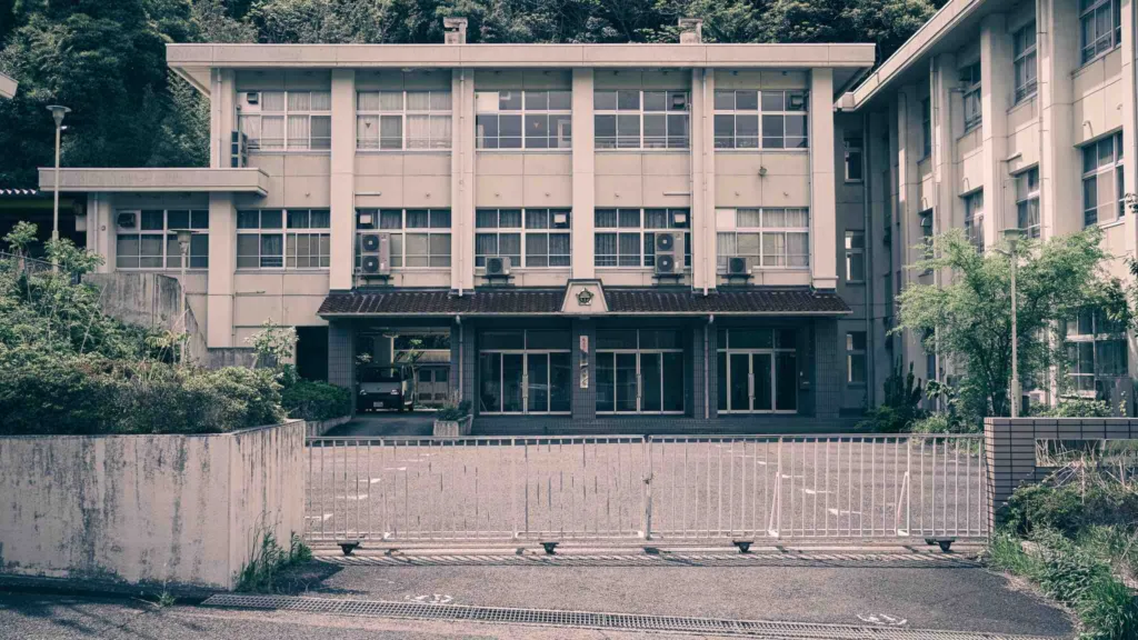 Eingang einer verlassenen Schule