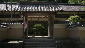 Ein japanischer Tempel ohne Touristen und grossen Bäumen
