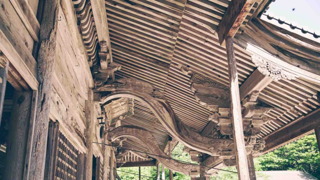 Geschwungene Holzlatten eines Japanischen Tempels