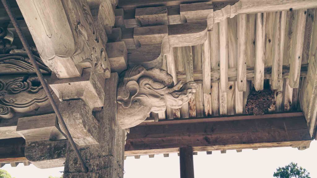 Japanischer Tempel mit Elefant als Schmückung